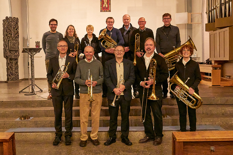 Gruppenbild nach dem Festgottesdienst :
vordere Reihe v.l.n.r.: Matthias Sch&auml;dlich, Reinhard Metz, Chorleiter Gerald Abele, Thomas Bock, Ute Kamm
hintere Reihe v.l.n.r.: Pfarrer Stefan Comes, Marianne Schaefer, Monika Thorhauer, Bernhard Heckmann, Propst Oliver Albrecht, Christof Tr&uuml;mner, Friedhelm Dege