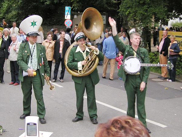 Die Deutsche Jazzpolizei regelt den Verkehr. FisZweiDrei
hierher, alle anderen sofort weitergehen!