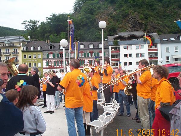 Horch was kommt: Chor 1 steht mittlerweile auf der
Bahnhofsbrücke