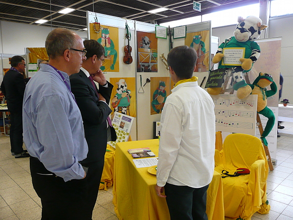 Kirchenpräsident
Dr. Volker Jung (Mitte) im Gespräch mit Heike
Schuffenhauer am Stand