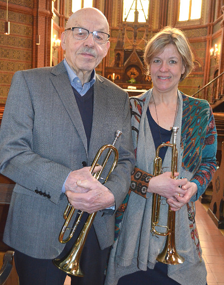 Karl Ludwig Blecher geht als Bläser in den Ruhestand - seine Tochter Caroline Kilian übernimmt seinen Part im Bläserkreis der Bergkirche.