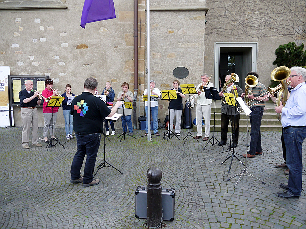 Die Lichtkirche der EKHN &ndash; Posaunench&ouml;re blasen die
Klangwolke