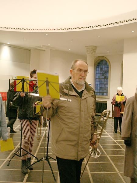 Auf dem Weg VOR die Kirche